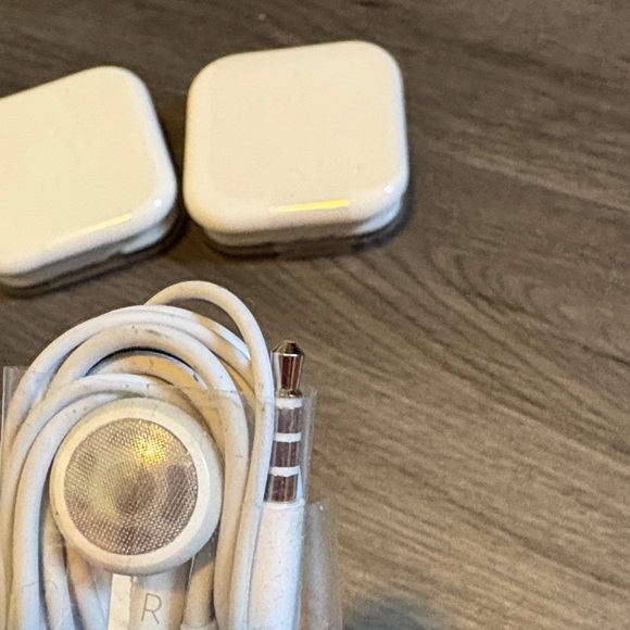 Apple White Earbud Headphones with Mic - Picture 4 of 6